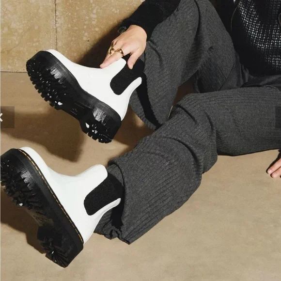 DR MARTENS 2976 SMOOTH LEATHER PLATFORM CHELSEA BOOTS - Picture 2 of 8